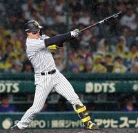 ５回、同点打を放つ森下（撮影・西田忠信）
