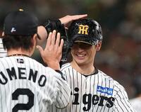 ５回、森下の同点打で生還した近本（撮影・西田忠信）