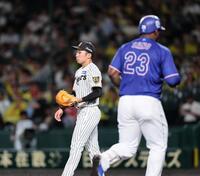 ６回、サノーに勝ち越し２ランを許す石井（撮影・田中太一）