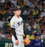 ６回、サノーに勝ち越し２ランを浴び、ぼう然とする石井（撮影・西田忠信）