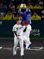 ６回、石井はサノーに２ランを許す（撮影・山口登）