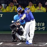 ６回、左中間に２ランを放つサノー（捕手・坂本）＝甲撮影・山口登