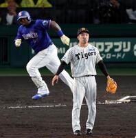 ６回、石井はサノーに２ランを許す（撮影・山口登）