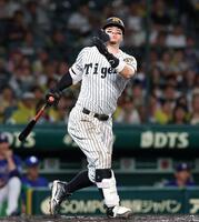 ７回、空振り三振に倒れる佐藤輝（撮影・西田忠信）