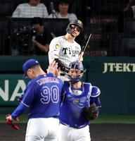 ９回、佐藤輝が見逃し三振に倒れ試合終了する（撮影・山口登）