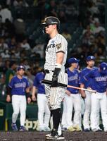 ９回、佐藤輝が三振に倒れ試合終了。７連敗となる（撮影・西田忠信）