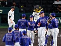 中日に敗れ、ファンのあいさつへと向かう藤川監督（撮影・山口登）