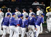 中日に敗れ、ファンにあいさつで整列する藤川監督（右端）ら阪神ナイン（撮影・山口登）
