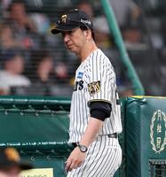 ８回の攻撃を終え、選手交代を告げた藤川監督（撮影・西田忠信）