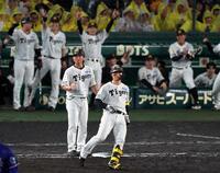 ５回、右前に同点適時打を放った森下（撮影・山口登）
