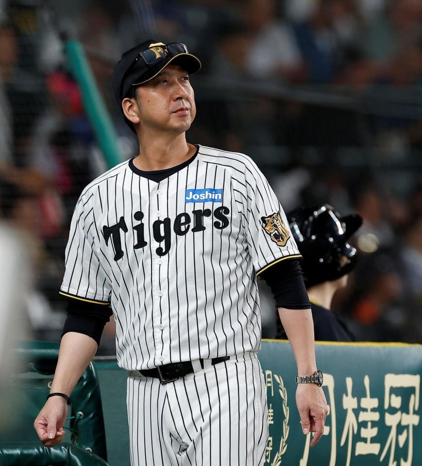 ８回、選手交代を告げ、ベンチに戻る藤川監督（撮影・西田忠信）
