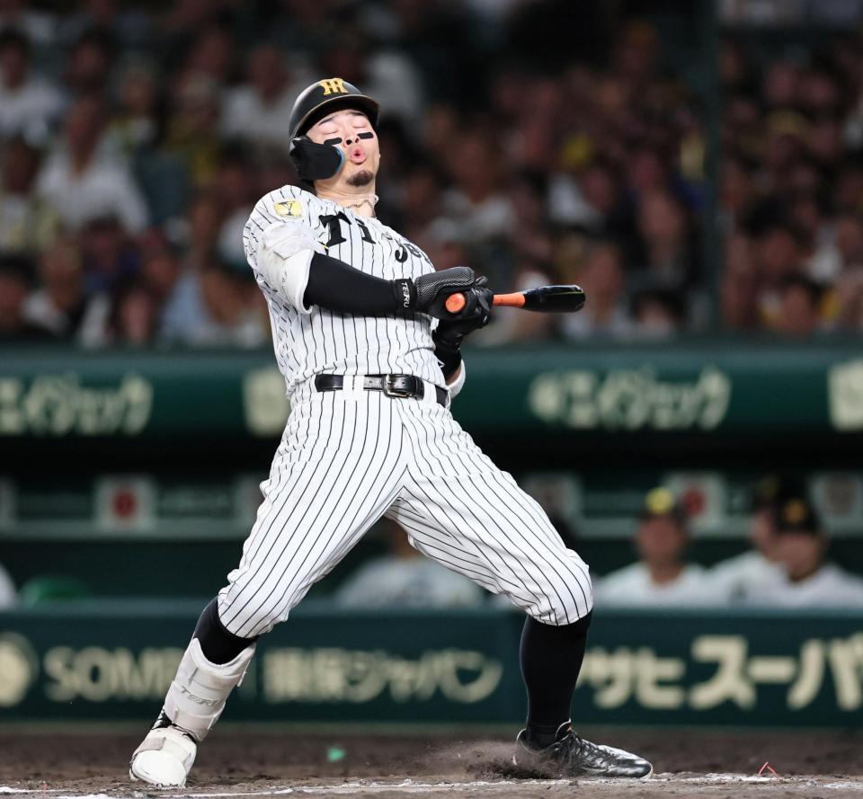 ７回、高めのボールでのけ反る阪神・佐藤輝明＝甲子園（撮影・田中太一）