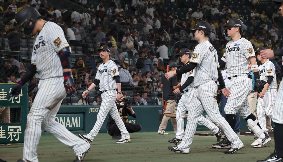 中日に敗れ６連敗となり、グラウンドを引き揚げる藤川監督ら（撮影・西田忠信）