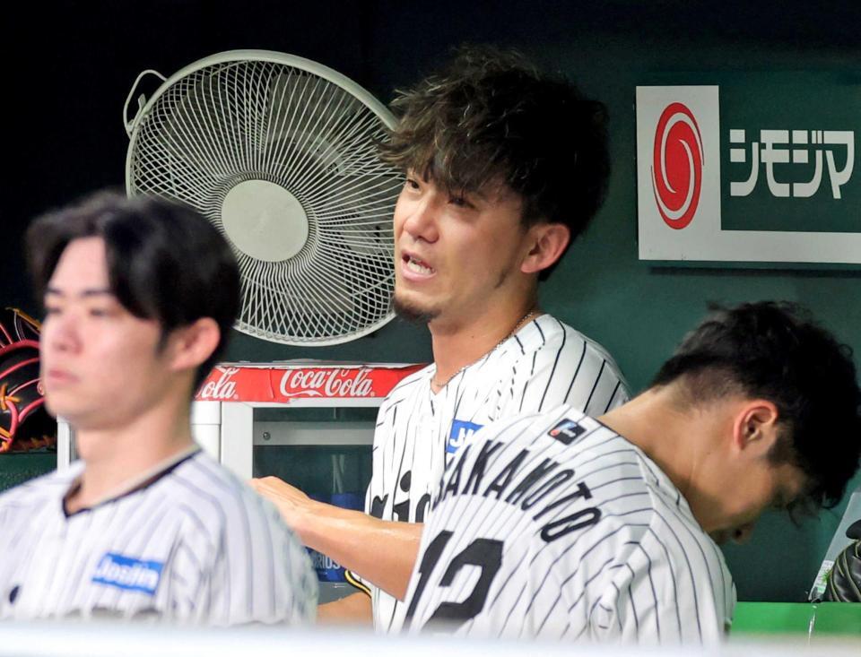 　１回に２点を先制され、ベンチで悔しげな表情を見せる伊藤将（撮影・立川洋一郎）
