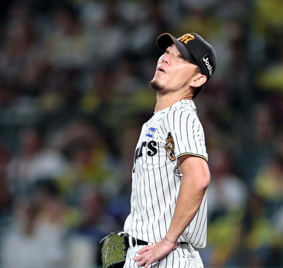 ５回、マラーの打球を見上げる伊藤将（撮影・田中太一）