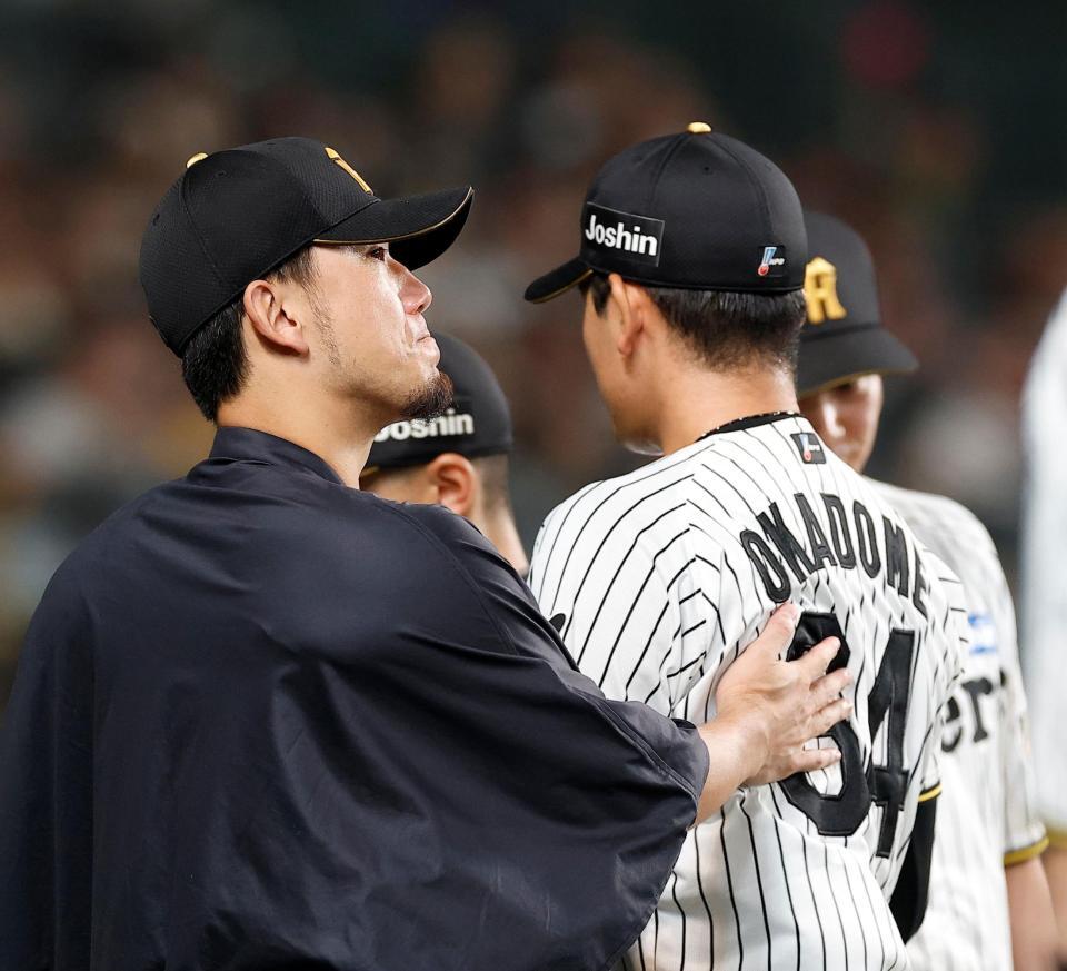 ６回を投げ終えた岡留（右）を迎える伊藤将（撮影・西田忠信）