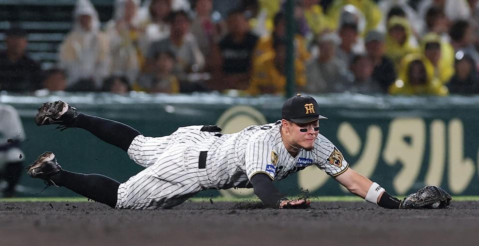 ２回、石川昂の打球を好捕する佐藤輝（撮影・西田忠信）