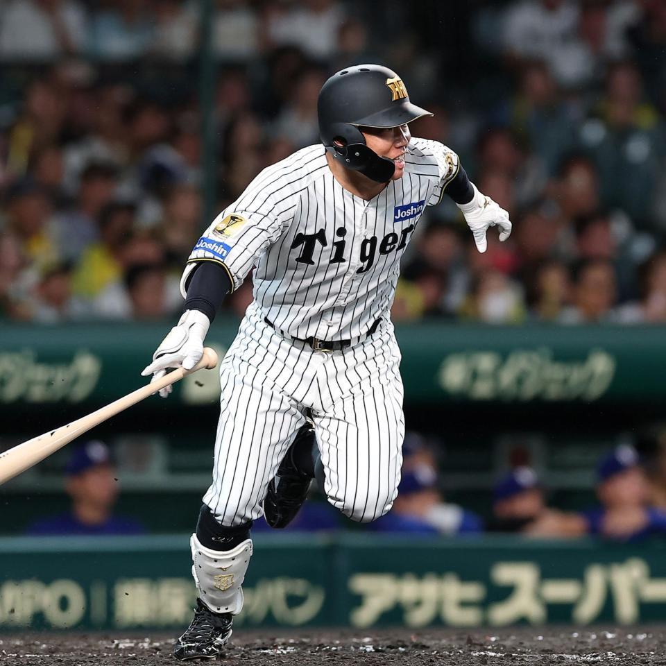 ４回、満塁の好機で併殺に倒れる糸原（撮影・西田忠信）