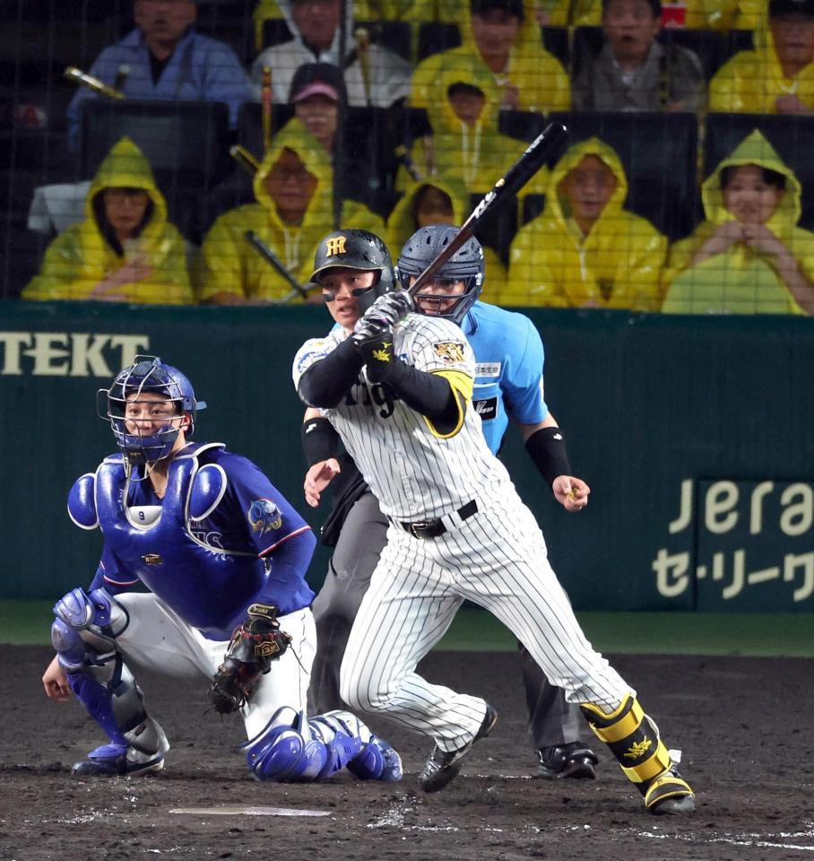 ５回、右前に同点適時打を放つ森下（捕手・石伊）＝撮影・山口登