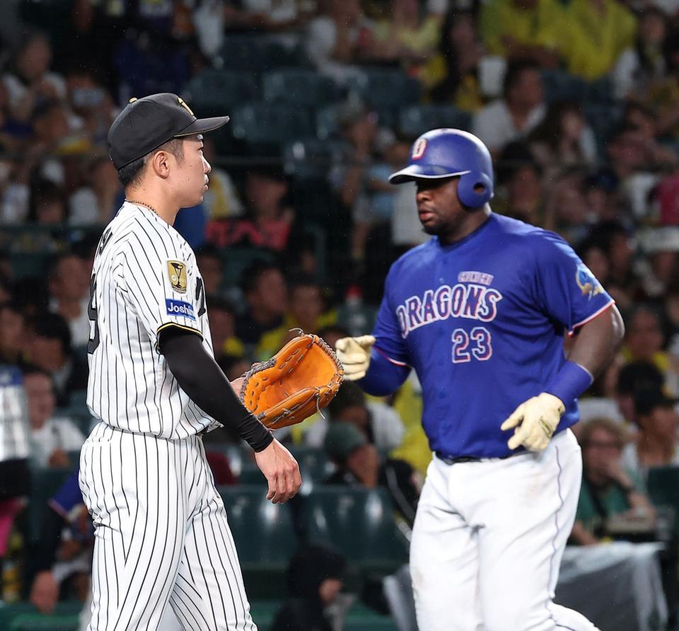６回、サノー（右）に勝ち越し２ランを浴びた石井（撮影・西田忠信）
