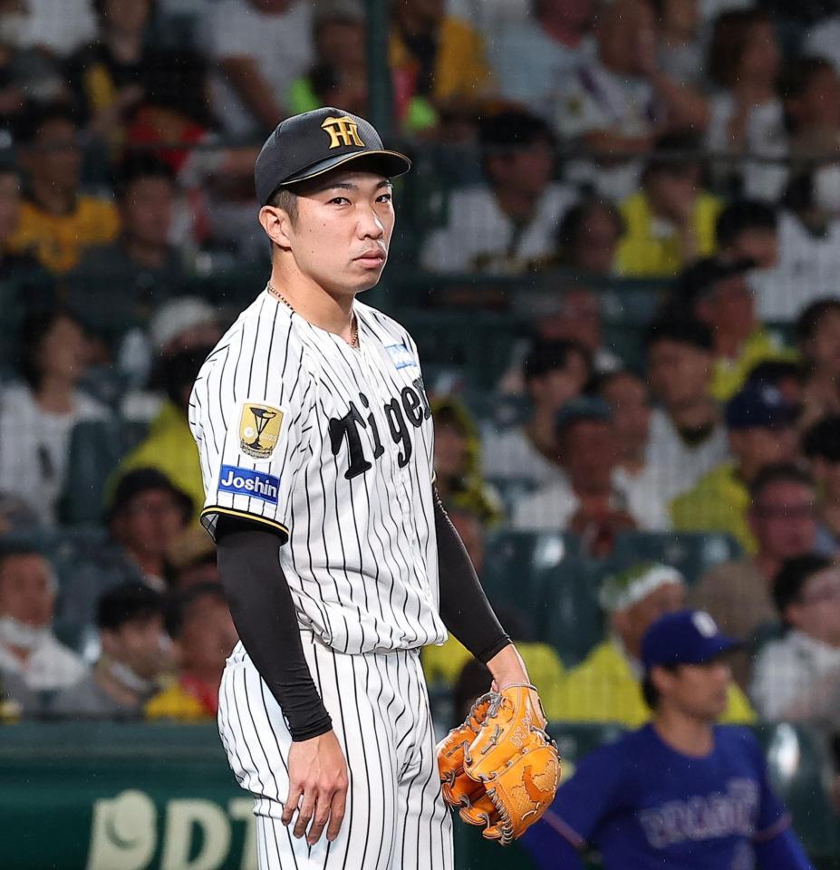 ６回、サノーに勝ち越し２ランを浴び、ぼう然とする石井（撮影・西田忠信）