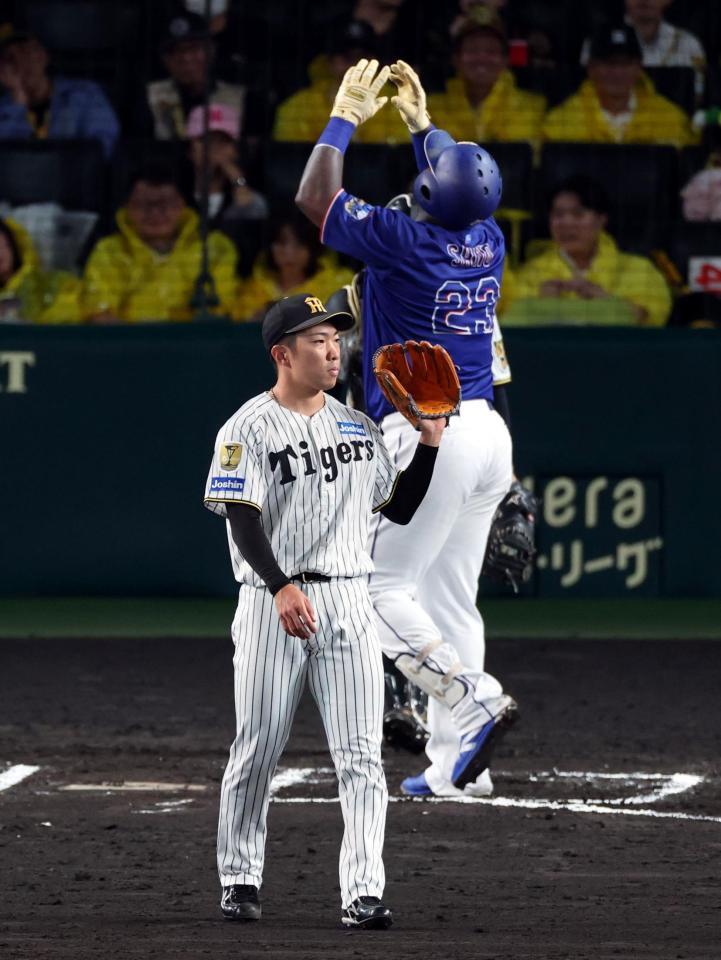 ６回、石井はサノーに２ランを許す（撮影・山口登）