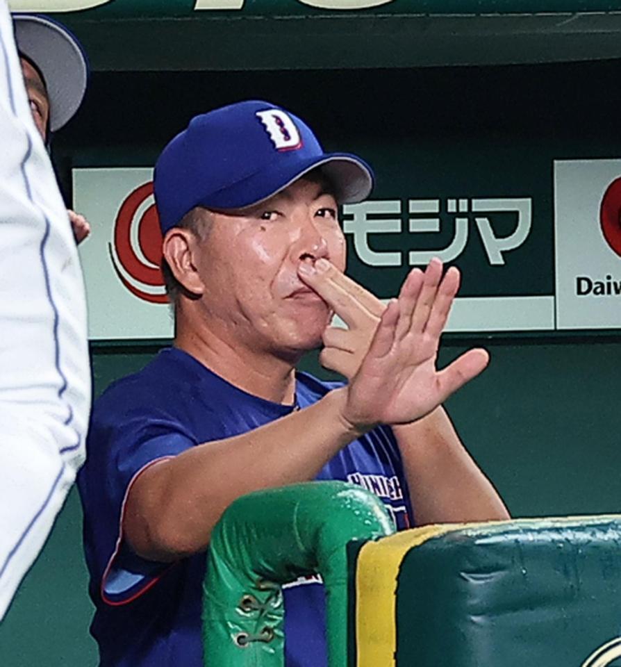 ６回、勝ち越し２ランを放ったサノーを迎える井上監督（撮影・西田忠信）