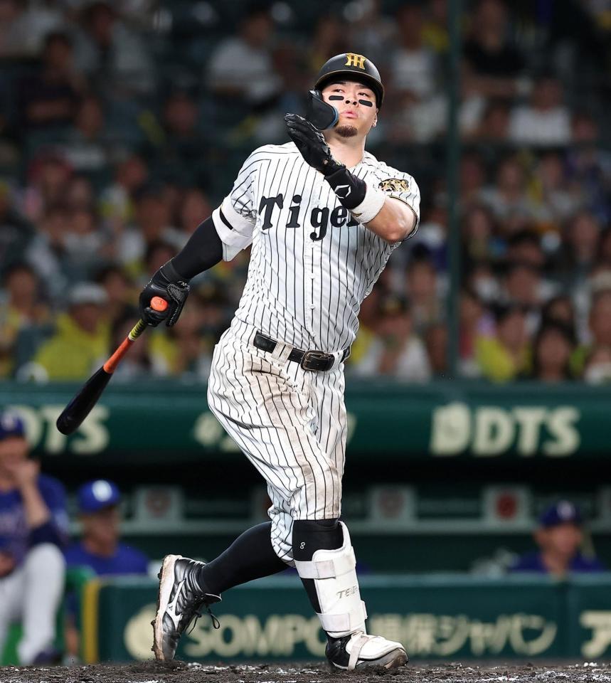 ７回、空振り三振に倒れる佐藤輝（撮影・西田忠信）