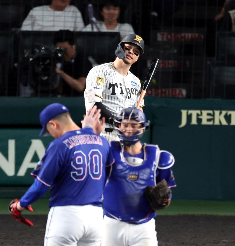 ９回、佐藤輝が見逃し三振に倒れ試合終了する（撮影・山口登）