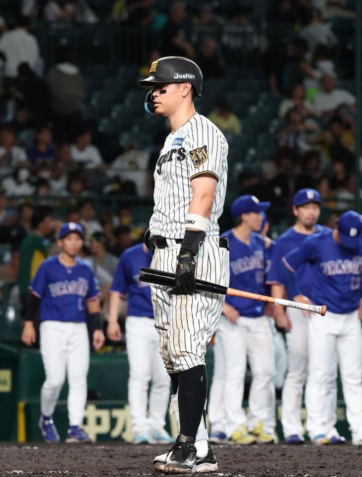 ９回、佐藤輝が三振に倒れ試合終了。７連敗となる（撮影・西田忠信）
