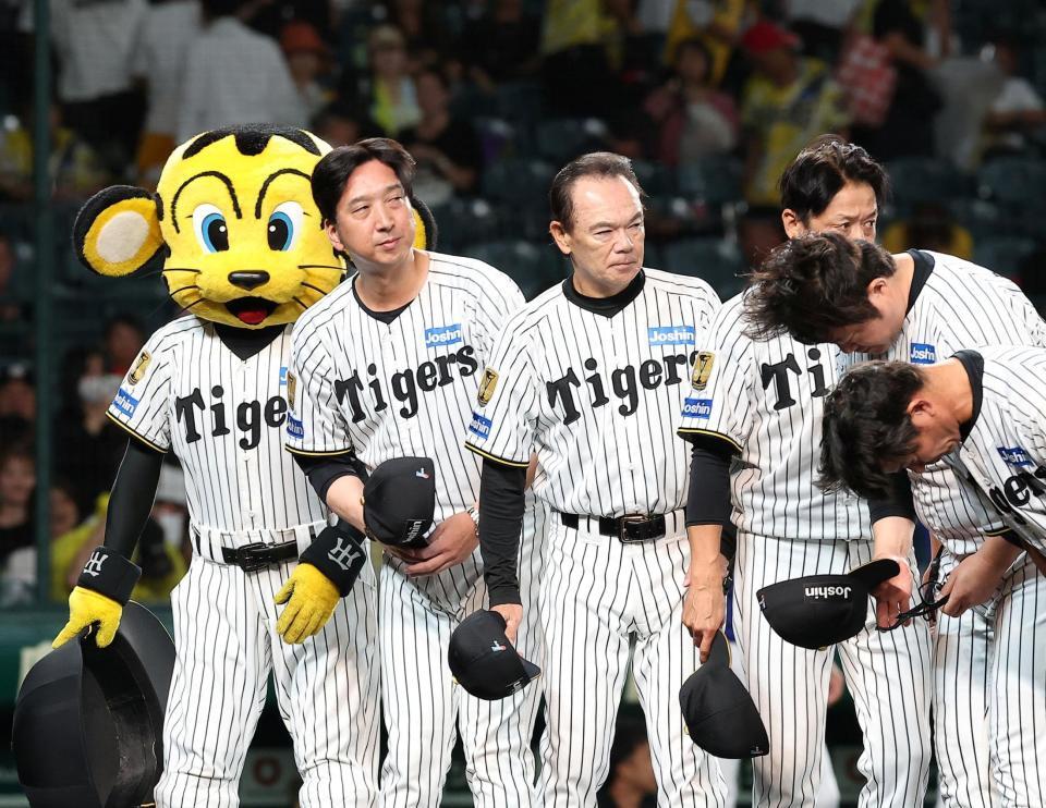中日に敗れ７連敗となり、スタンドにあいさつする藤川監督（左）ら（撮影・西田忠信）