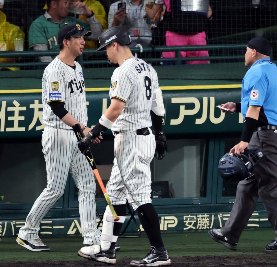 ７回を終え、投手交代を告げる藤川監督（撮影・山口登）