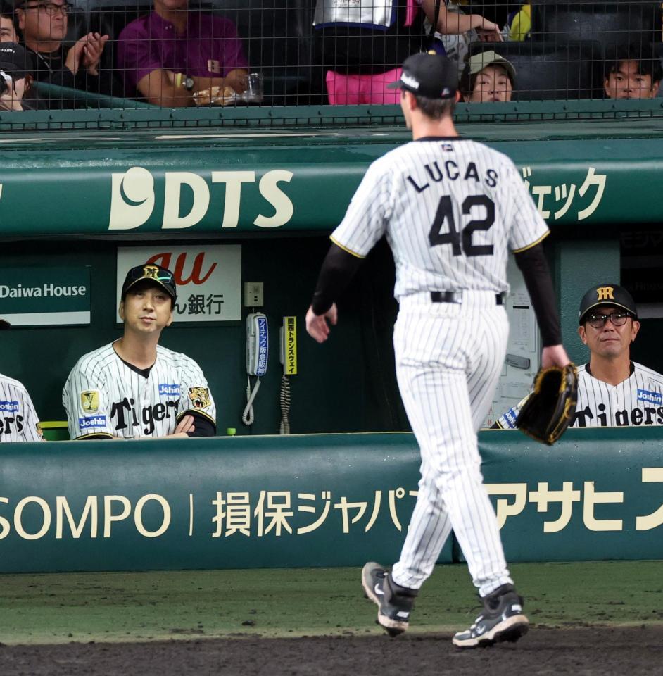 ４回途中、先制を許したルーカスを交代させた藤川監督（撮影・山口登）