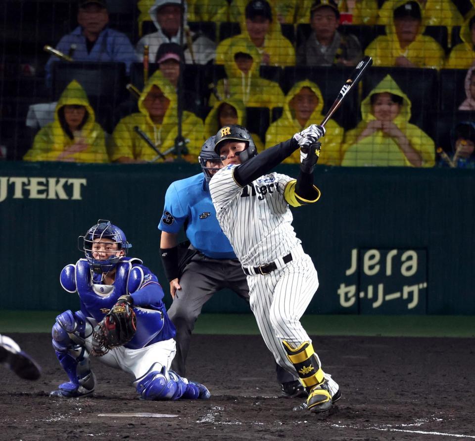 ５回、右前に同点適時打を放つ森下（捕手・石伊）＝撮影・山口登