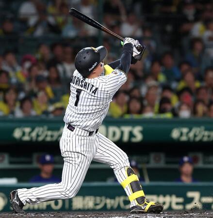７回、空振り三振に倒れる森下（撮影・西田忠信）