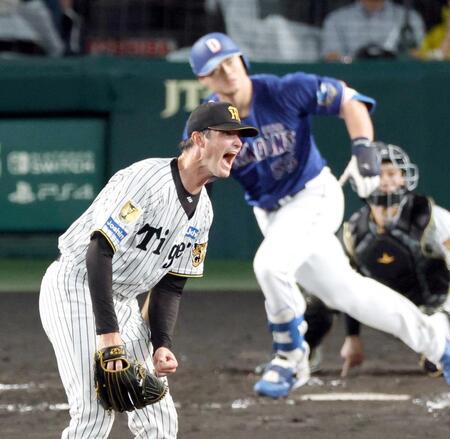 　４回、ルーカスは細川に二塁打を打たれ絶叫する（撮影・山口登）