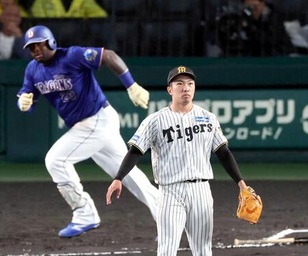 　６回、サノーに勝ち越し２ランを許す石井（撮影・山口登）