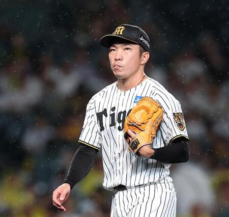 ６回に２点を失いベンチに戻る石井（撮影・西田忠信）