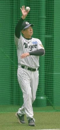 ネットからこぼれた出たボールを拾い、返球する平田２軍監督（撮影・金居みつよし）
