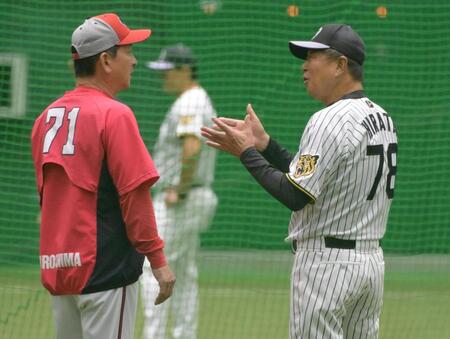 雨天中止になり室内練習場であいさつをかわす平田２軍監督（右）と高２軍監督（撮影・金居みつよし）
