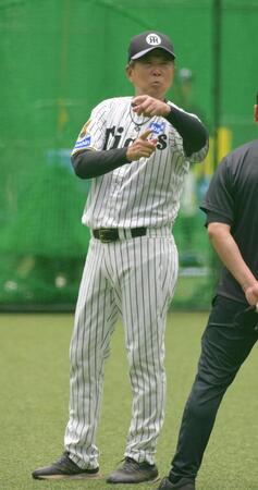 練習を見守る平田２軍監督（撮影・金居みつよし）