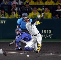 ３回、中前打を放つ森下（捕手・石伊）＝撮影・山口登