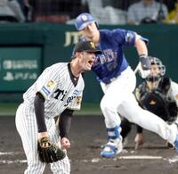 　４回、ルーカスは細川に二塁打を打たれ絶叫する（撮影・山口登）