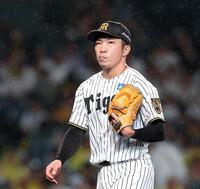６回に２点を失いベンチに戻る石井（撮影・西田忠信）