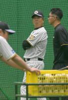 練習を見守る平田２軍監督（撮影・金居みつよし）