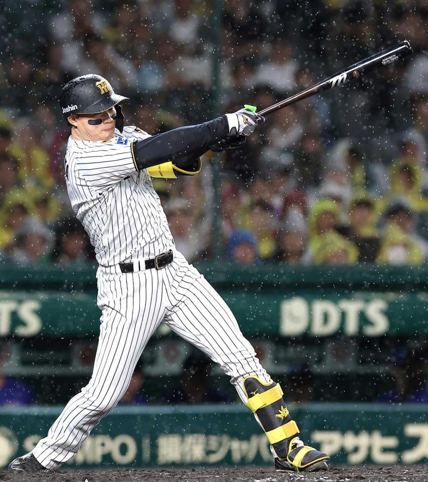 　５回、同点打を放つ森下（撮影・西田忠信）