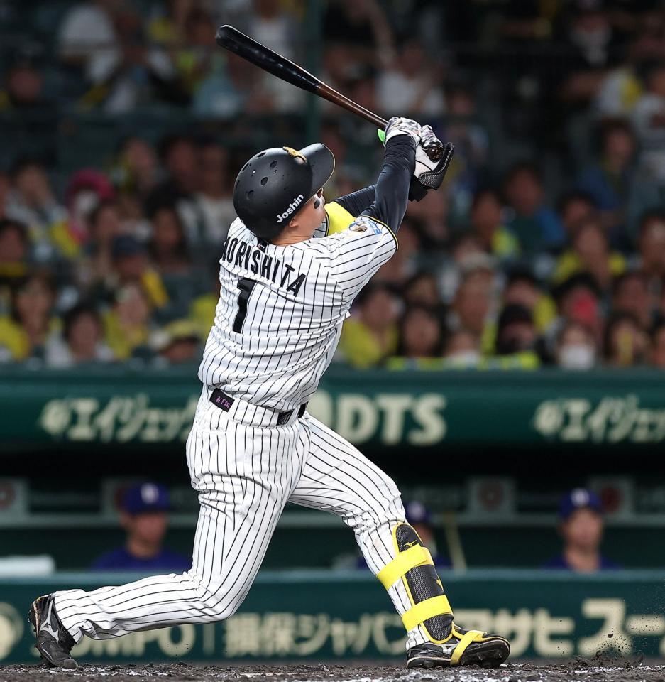７回、空振り三振に倒れる森下（撮影・西田忠信）
