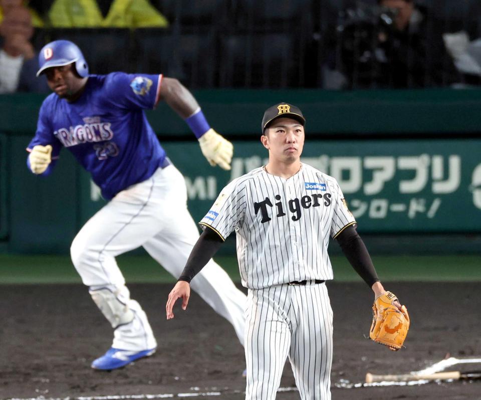 　６回、サノーに勝ち越し２ランを許す石井（撮影・山口登）