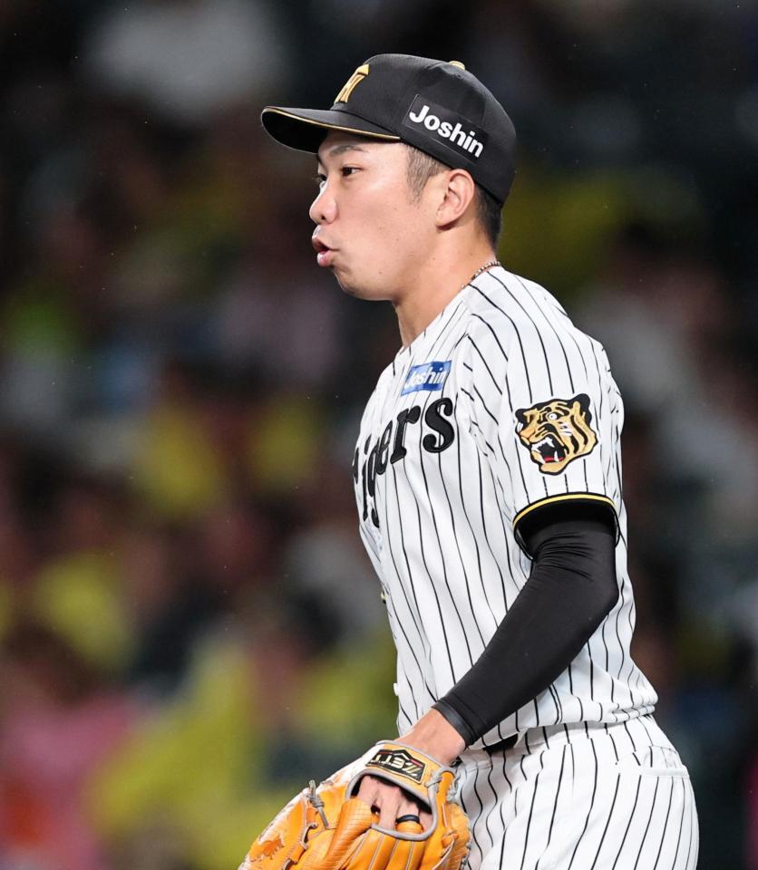 ６回、サノーの打球がスタンドに入り、驚いた表情を浮かべる石井（撮影・田中太一）