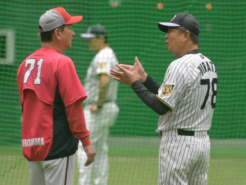 雨天中止になり室内練習場であいさつをかわす平田２軍監督（右）と高２軍監督（撮影・金居みつよし）